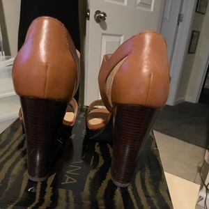 Mods Spana size 8 Cognac with gold zipper leather pump